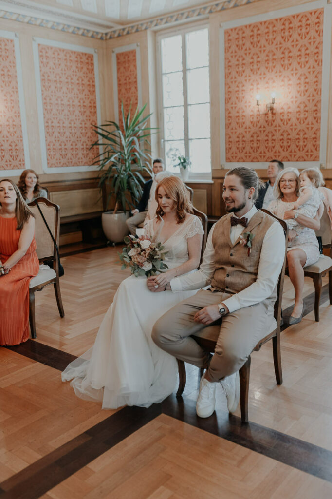 Brautpaar während der Trauung im Standesamt Füstenfeldbruck