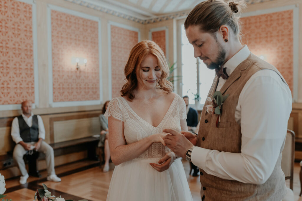 Brautpaar während der Trauung im Standesamt Füstenfeldbruck