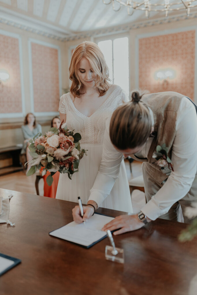 Brautpaar während der Trauung im Standesamt Füstenfeldbruck