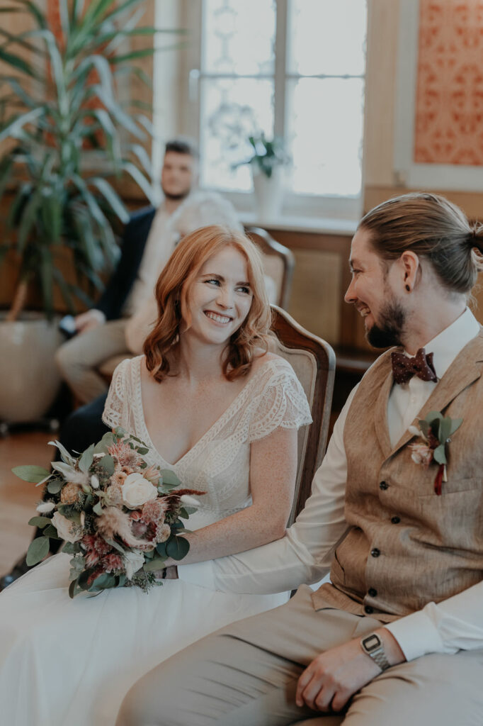 Brautpaar während der Trauung im Standesamt Füstenfeldbruck