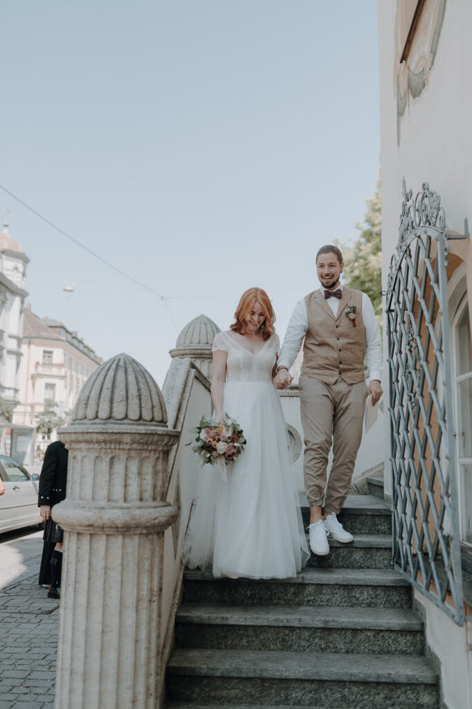 Braut beim Auszug aus dem Standesamt Fürstenfeldbruck