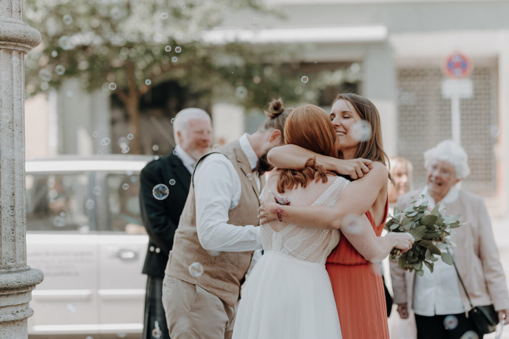 Braut mit ihrer Trauzeugin