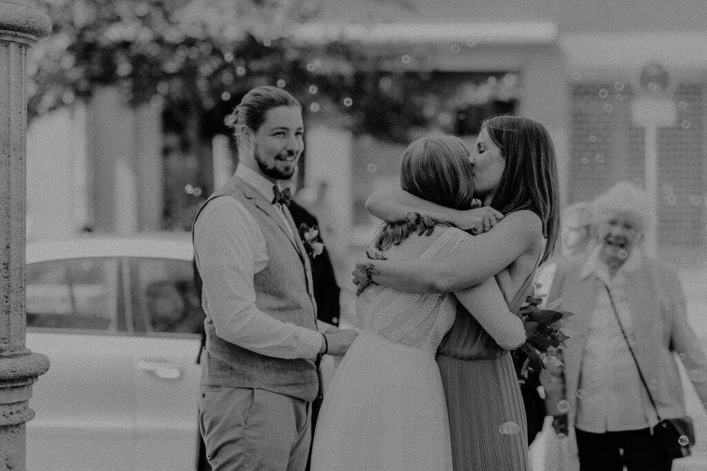 Braut mit Trauzeugin schwarzweiß Aufnahme