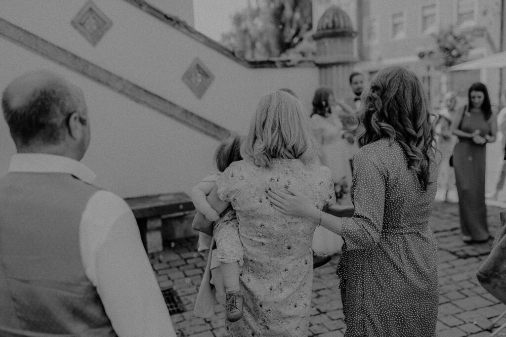 Gäste vor dem Standesamt