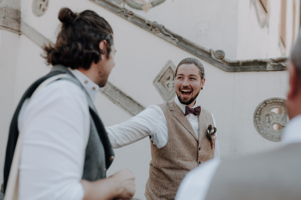 Lachender Bräutigam