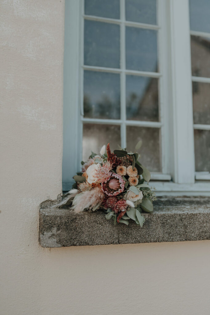 Brautstrauß auf einem Fensterbrett