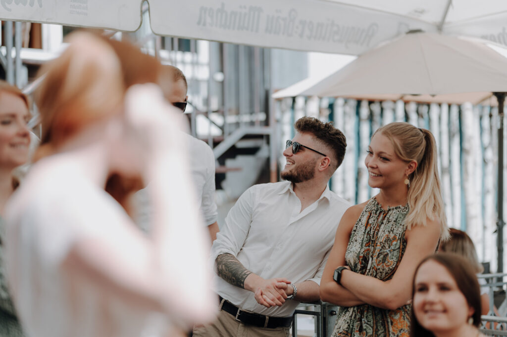 Gäste der Gartenparty