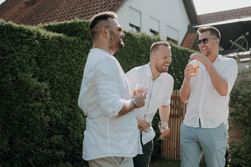 Gäste der Gartenparty