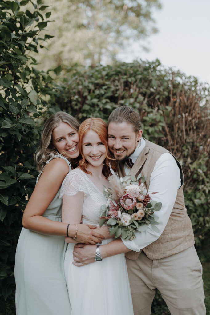 Brautpaar mit Gästen