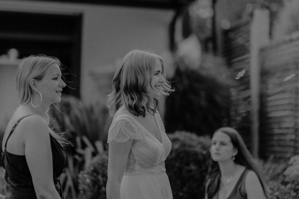 Brautpaar während der Gartenfeier