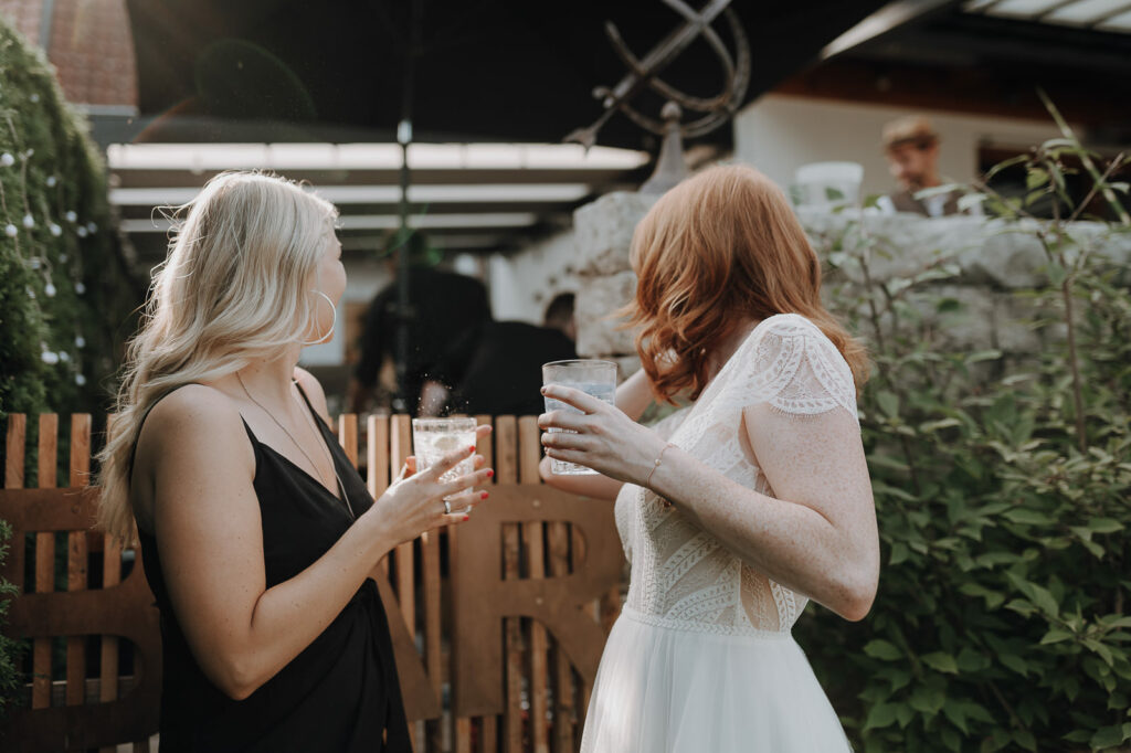 Brautpaar während der Gartenfeier