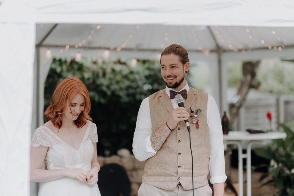 Brautpaar während der Gartenfeier