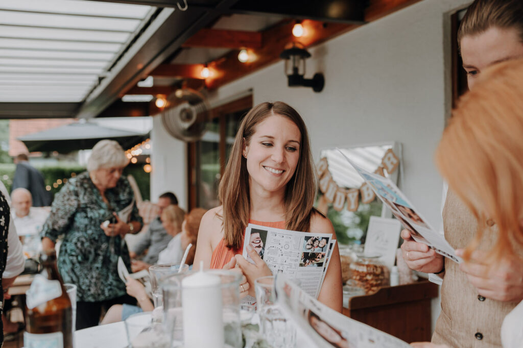 Brautpaar während der Gartenfeier