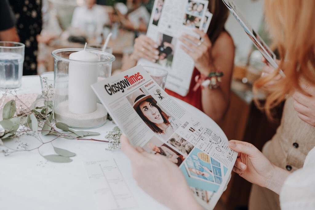 Brautpaar während der Gartenfeier