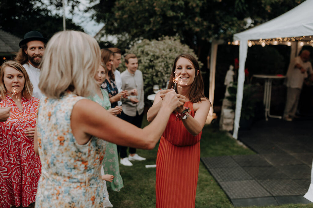 Brautpaar während der Gartenfeier