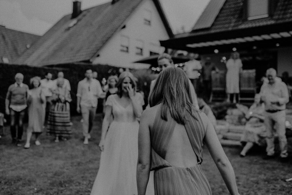 Brautpaar während der Gartenfeier