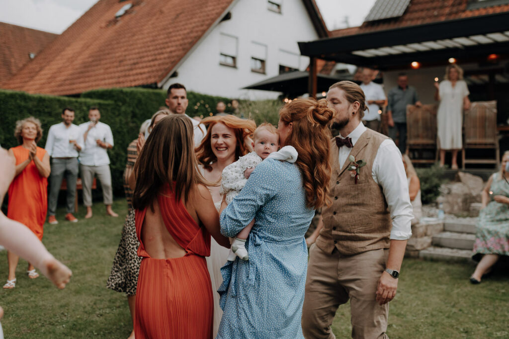 Brautpaar während der Gartenfeier