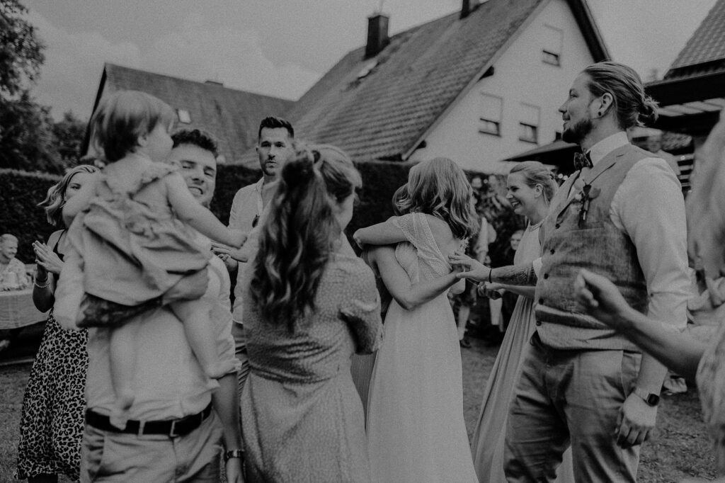 Brautpaar während der Gartenfeier