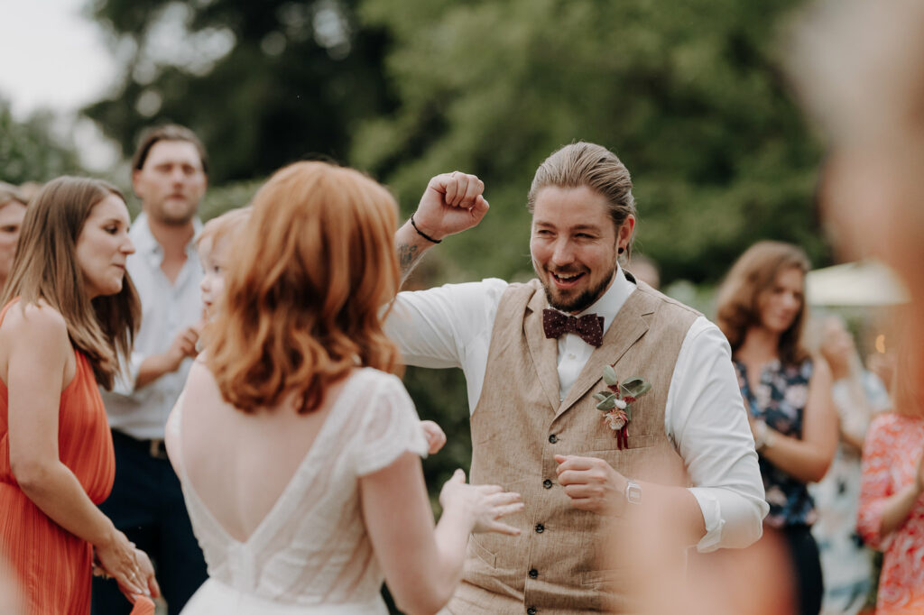 Brautpaar während der Gartenfeier