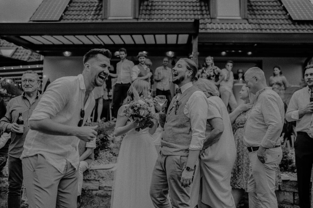 Brautpaar während der Gartenfeier