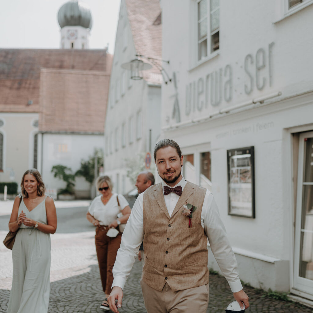 Ankunft der Brautpaares am Standesamt Fürstenfeldbruck.