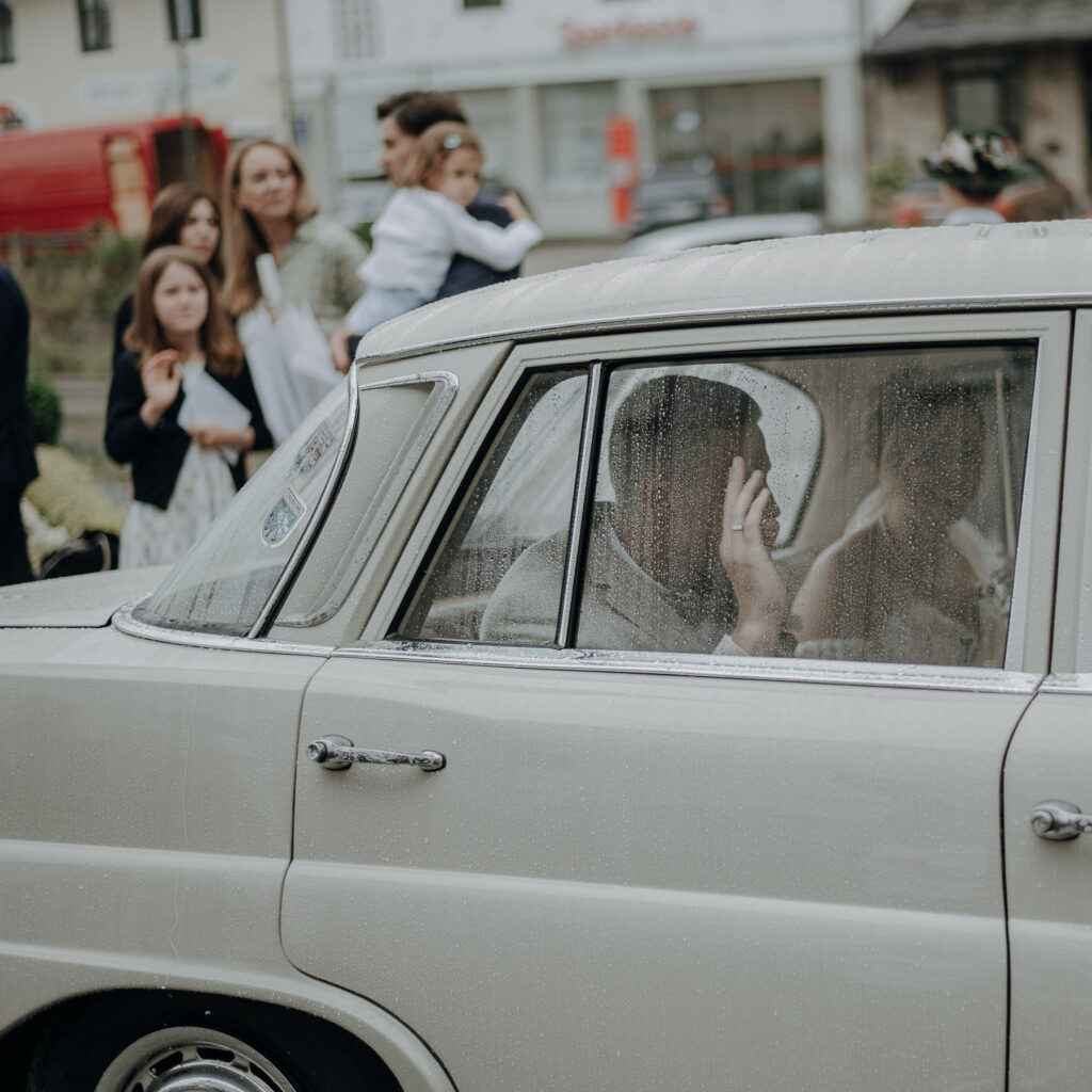 Bräutigam im Hochzeitswagen