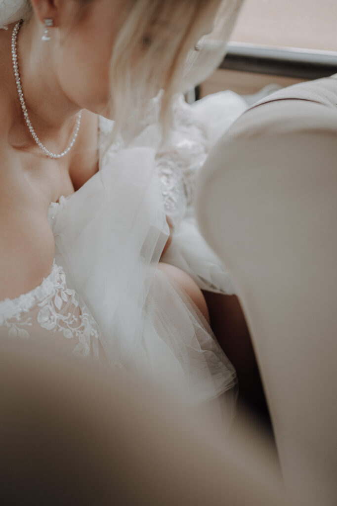 Bräutigam im Hochzeitswagen