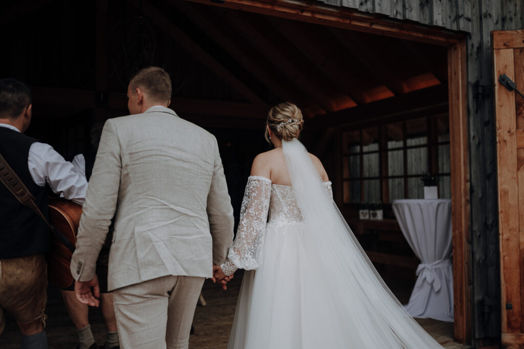 Hochzeitsgäste empfangen das Brautpaar