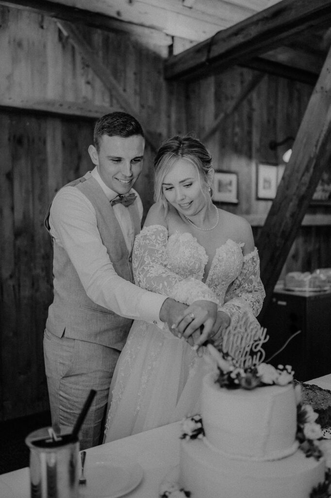 Brautpaar schneidet Hochzeitstorte an