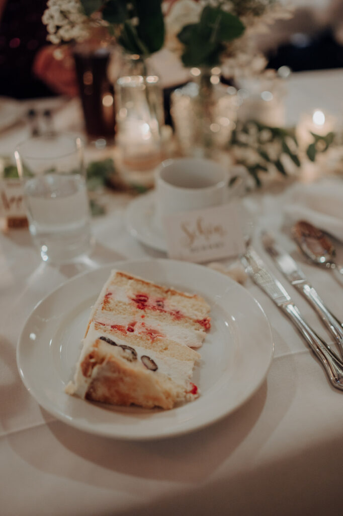 Brautpaar schneidet Hochzeitstorte an