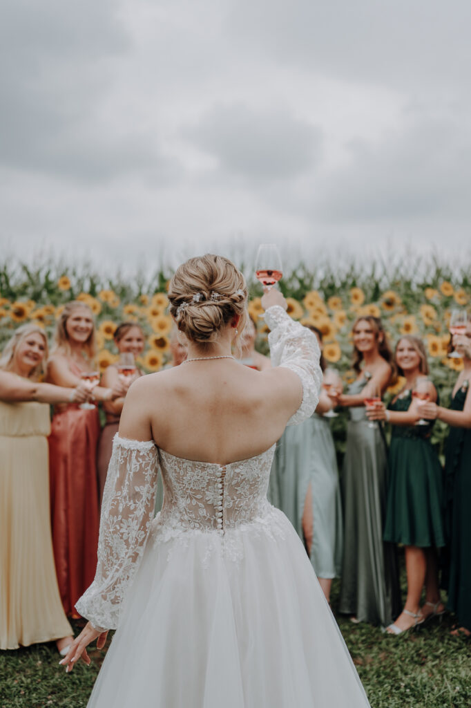 Aufnahmen des Brautpaars mit Freunden und Familie