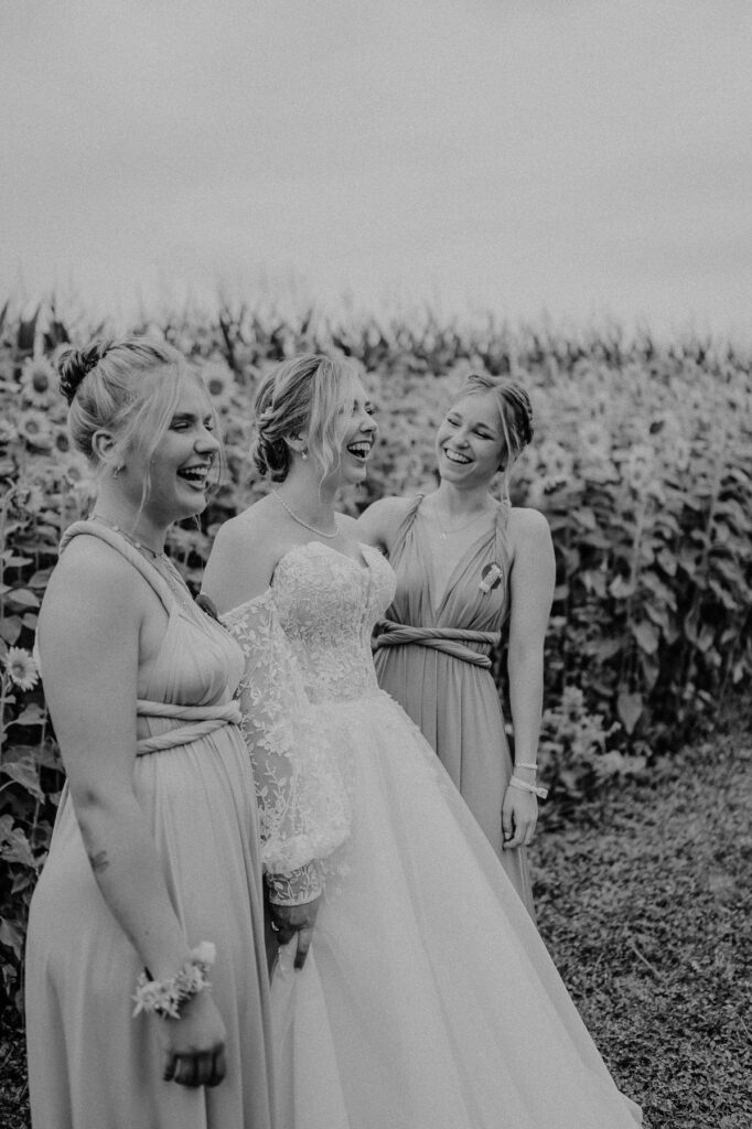 Aufnahmen des Brautpaars mit Freunden und Familie