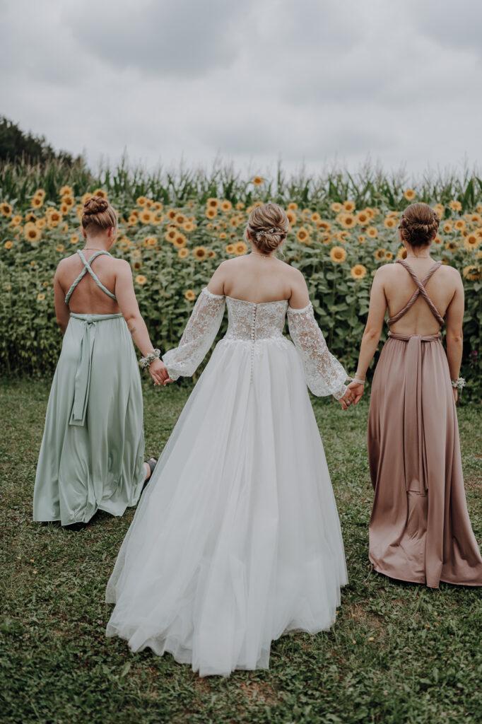 Aufnahmen des Brautpaars mit Freunden und Familie