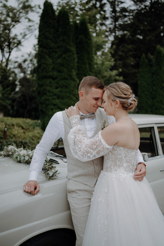 Aufnahmen des Brautpaars mit Freunden und Familie