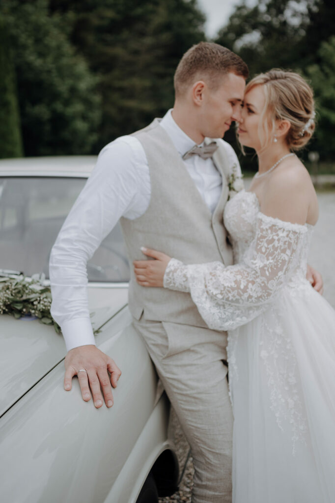 Aufnahmen des Brautpaars mit Freunden und Familie