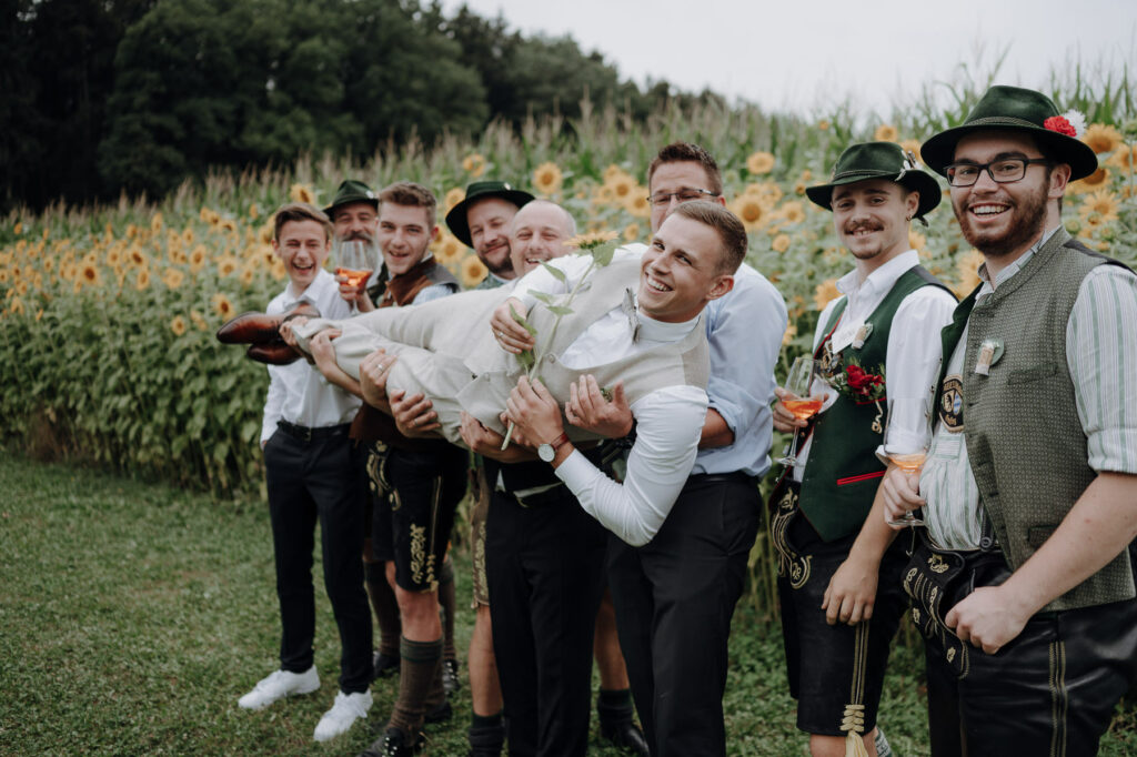 Aufnahmen des Brautpaars mit Freunden und Familie