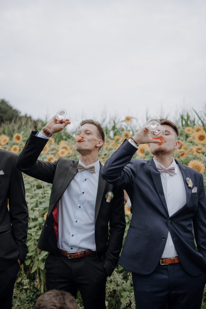 Aufnahmen des Brautpaars mit Freunden und Familie