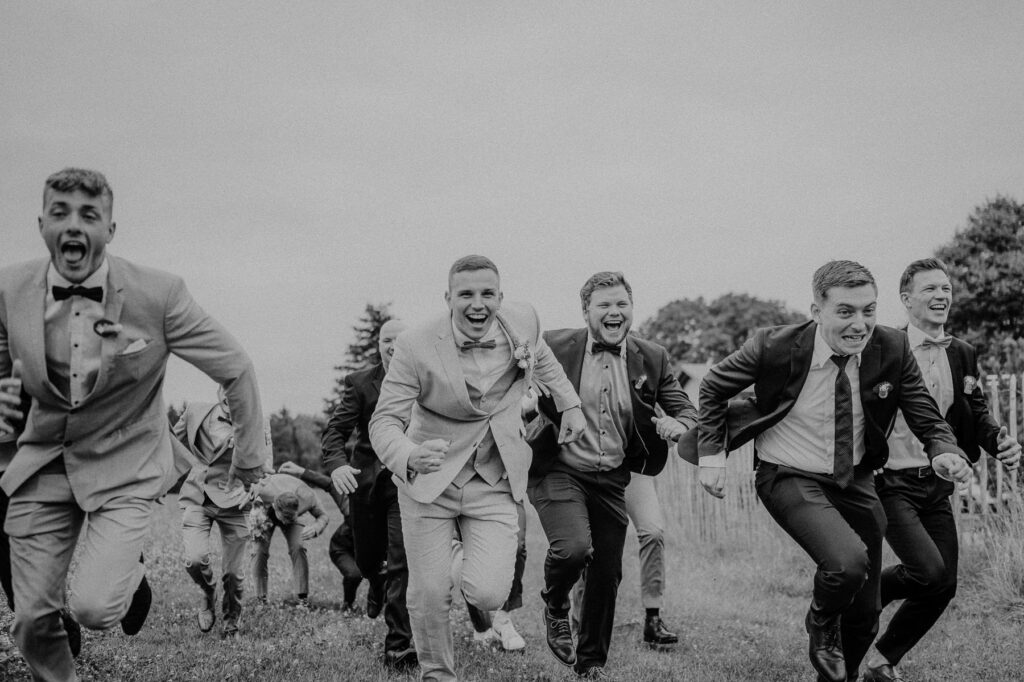 Aufnahmen des Brautpaars mit Freunden und Familie