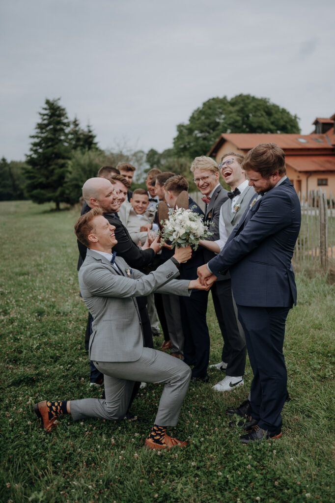 Aufnahmen des Brautpaars mit Freunden und Familie