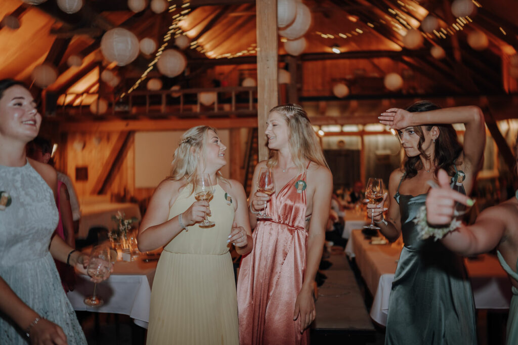 Feiernde Gäste auf der Hochzeitsfeier