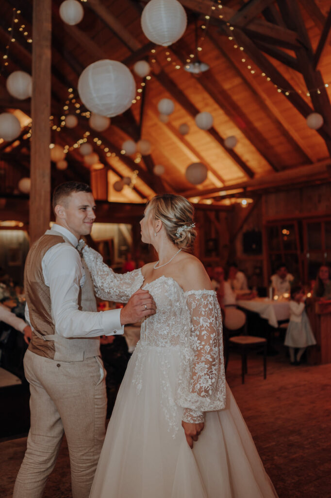 Feiernde Gäste auf der Hochzeitsfeier