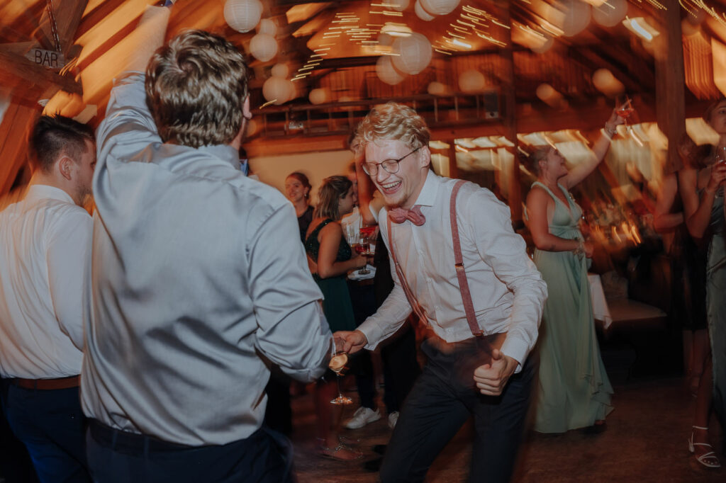 Feiernde Gäste auf der Hochzeitsfeier