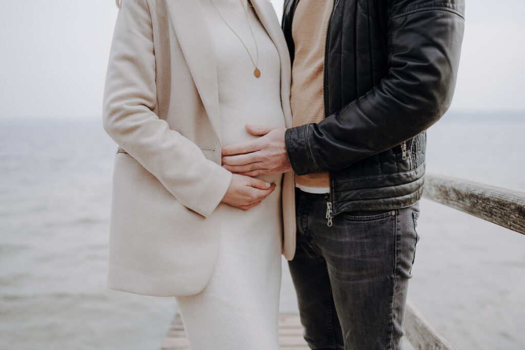 Paar beim spazieren gehen am Ammersee bei einem Babybauch Shooting.