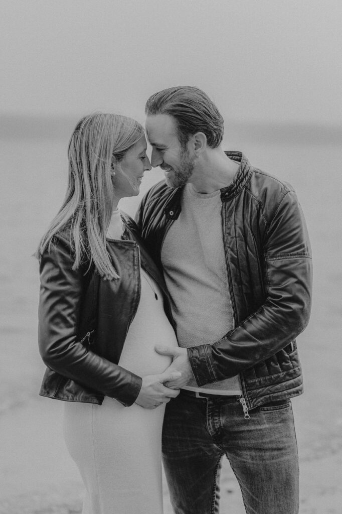 Paar beim spazieren gehen am Ammersee bei einem Babybauch Shooting.