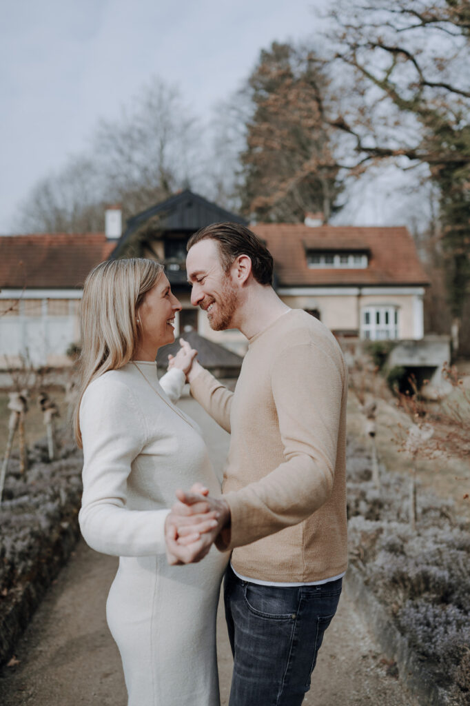 Paar beim spazieren gehen am Ammersee bei einem Babybauch Shooting.