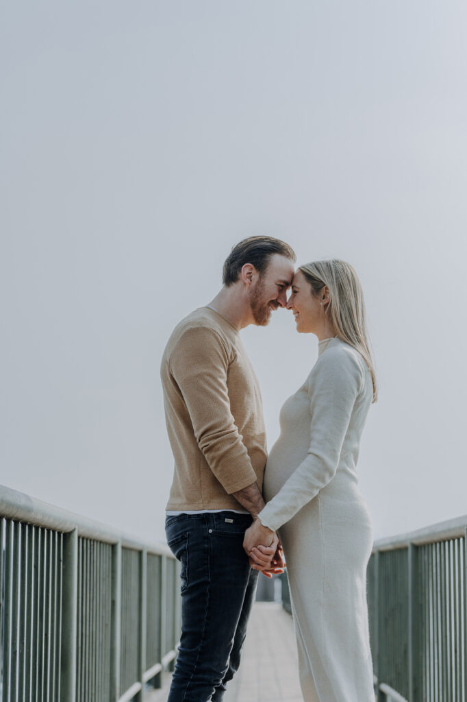 Paar beim spazieren gehen am Ammersee bei einem Babybauch Shooting.