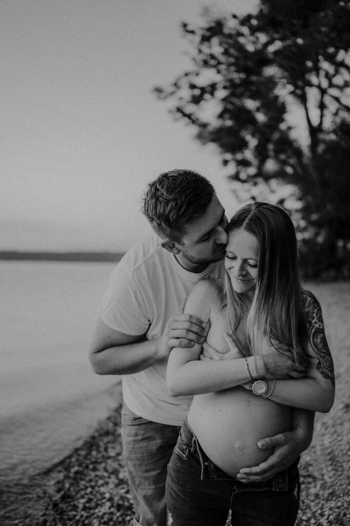 Paar beim spazieren gehen am Ammersee bei einem Babybauch Shooting.