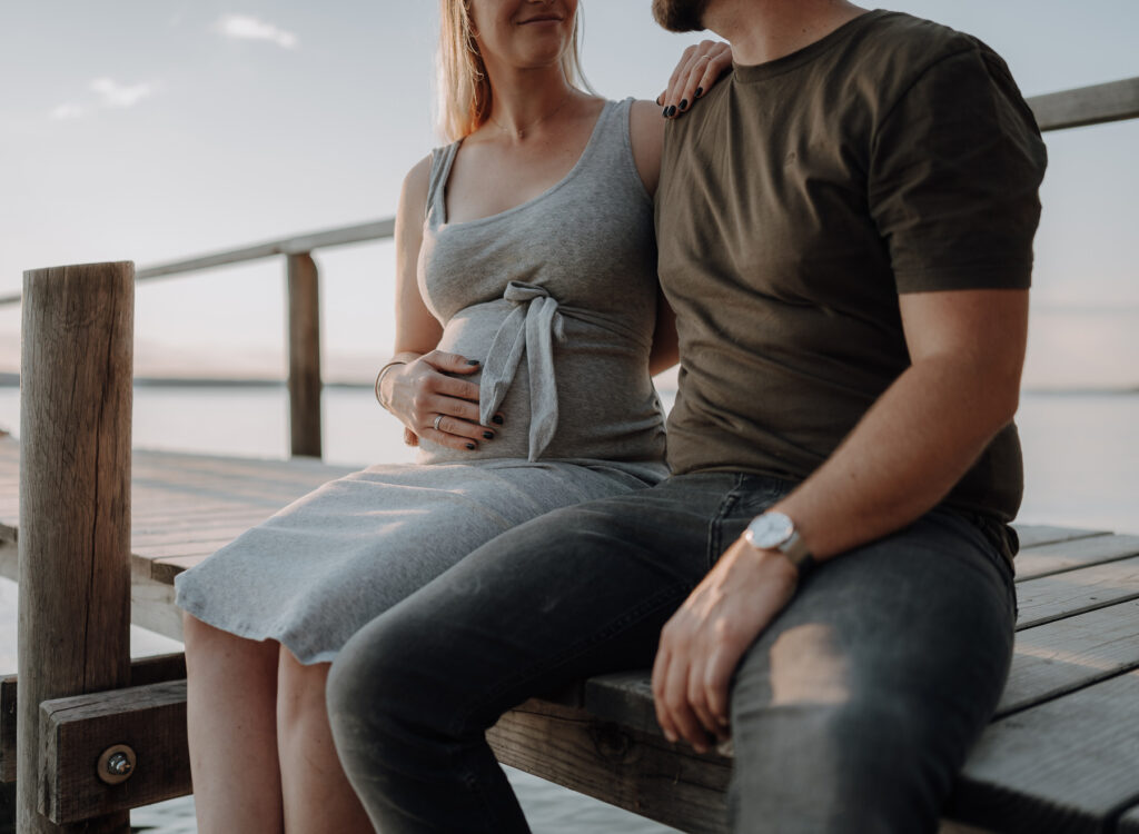 Paar beim spazieren gehen am Ammersee bei einem Babybauch Shooting.