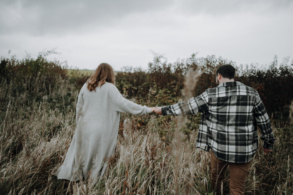 Paar beim spazieren gehen am Ammersee bei einem Babybauch Shooting.