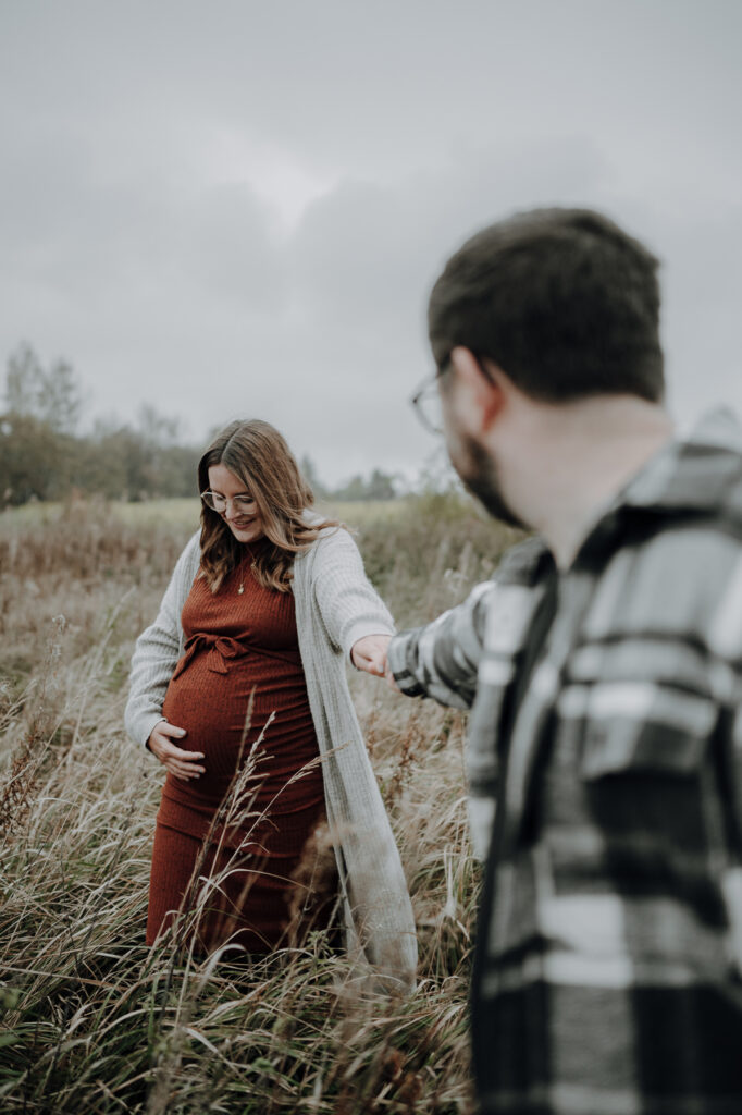 Paar beim spazieren gehen am Ammersee bei einem Babybauch Shooting.